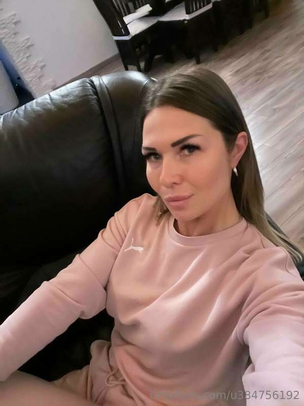 hi do you like older girls?😏