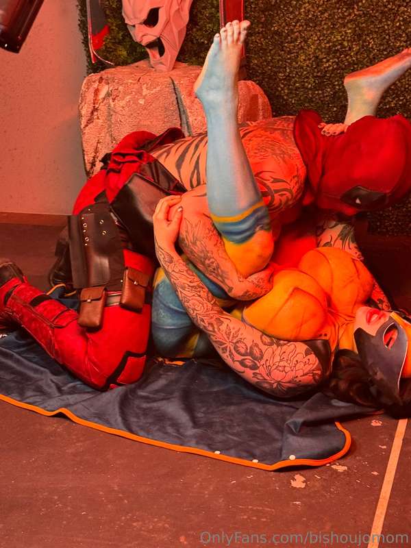 Behind the scenes: Getting mating pressed by Deadpool was a .. 2