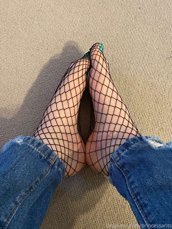 Worship my toes and soles 🦶 
And maybe I’ll give you a footj.. 5