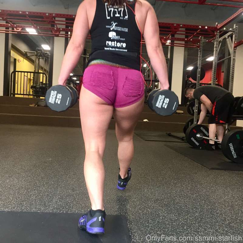 Some dumbbell lunges for the booty gains. Everytime I wear s.. 2
