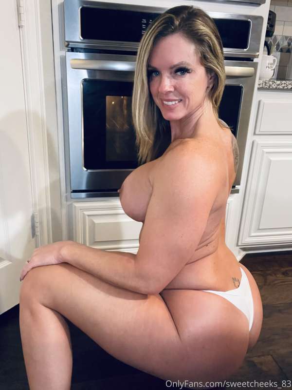 Can I get you something to eat?😘🍑🍯 2