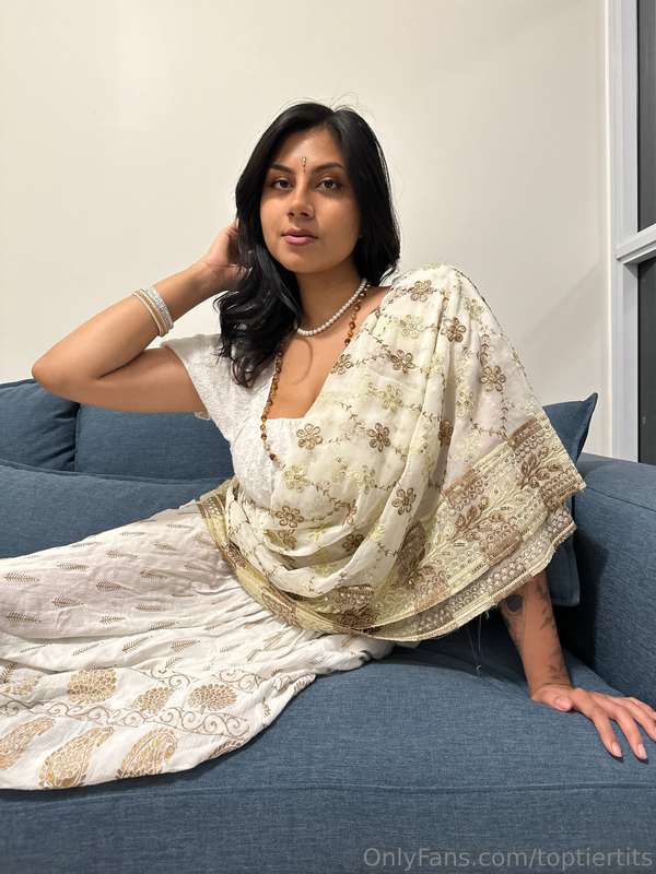Desi Girlfriend's Secret Desire: SFW Photo Set 1

Model: @th.. 8