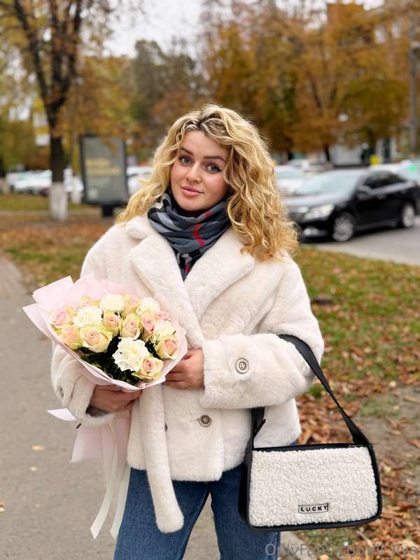 Many people say I look like a beautiful flower, but no one c..
