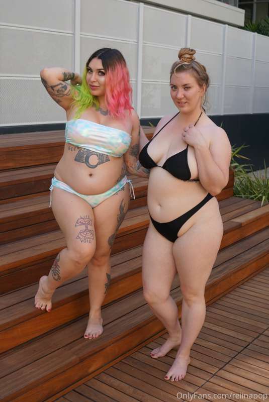 Pool day with @goodgirlgrow  💕‼️ 2