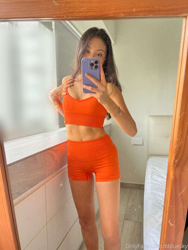swipe to uncover my bewbies under my workout outfit!