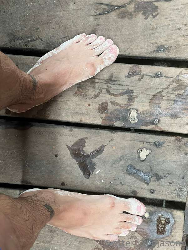 Sandy toes