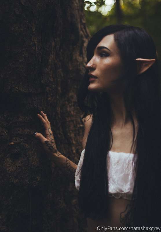 Full elf girl photo set <3 swipe through to see me strip in .. 6