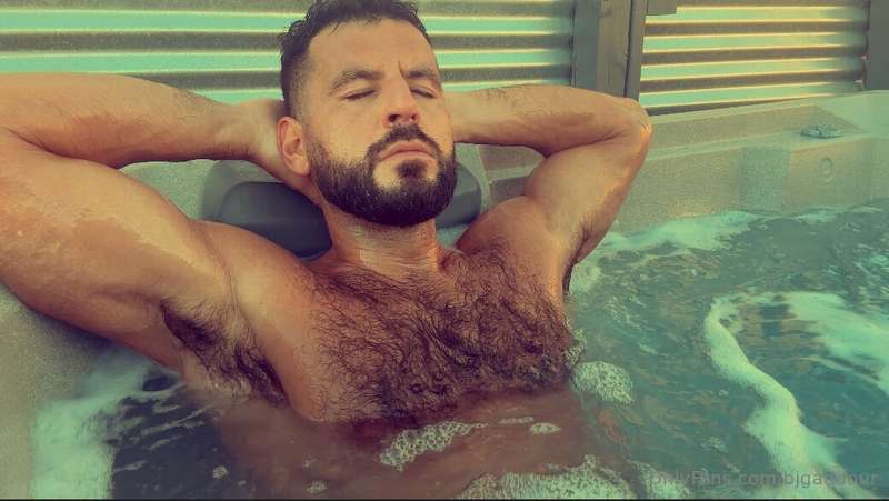 HOT TUB GONE WILD! I was relaxing in the hot tub but then I ..