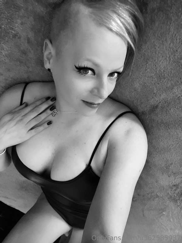 happy Tuesday, loves 🖤🖤🖤🖤 7