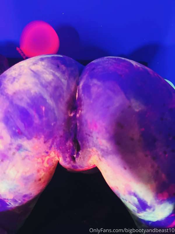Who wants some glow pussy 😈