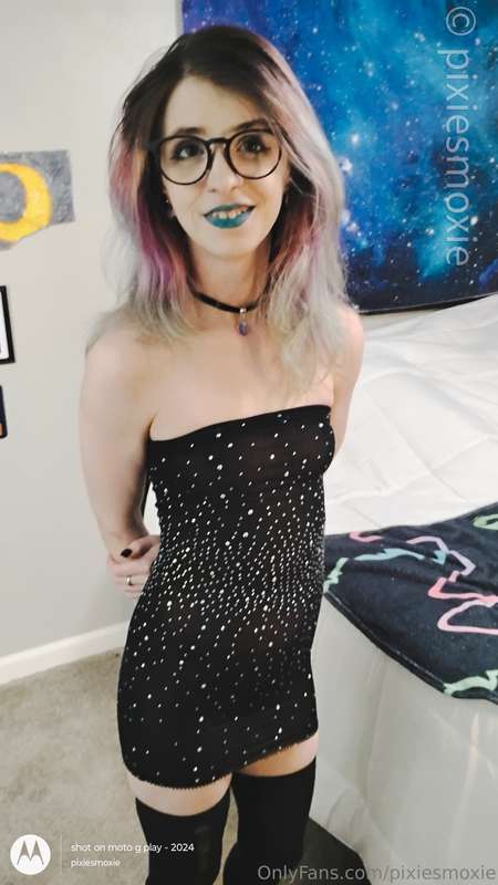  May flowers? Nah, May moods. 🖤 Feeling a lil dark and twist..