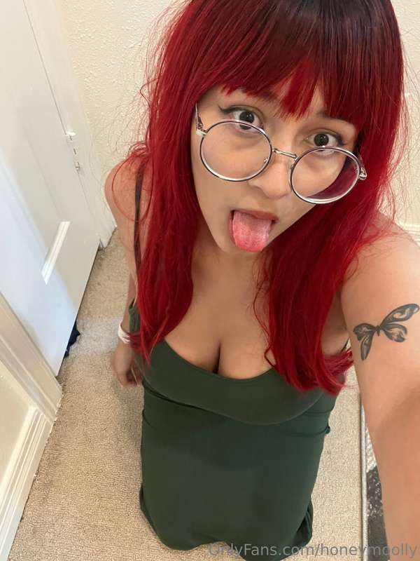 Do you think my tongue can make you SQUIRM?👉👈
