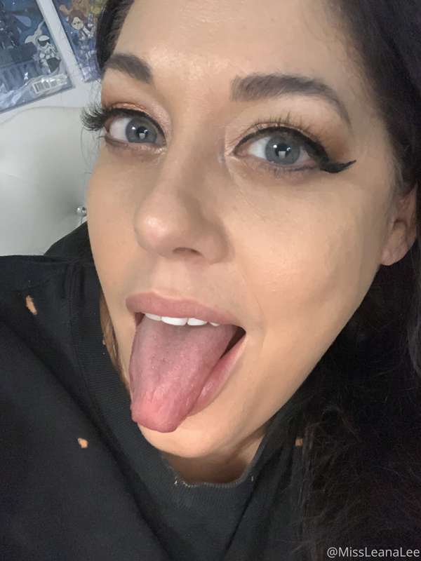 Feed me dinner guys and I’ll go live! I need sushi 🍣 Don’t m..