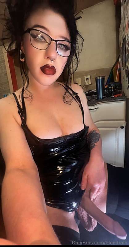 Cock so hot that it glows 😈🖤I need a throat to use so bad 🥵 