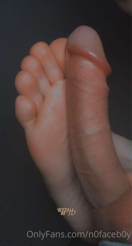 Feet On My Cock 🦶🏼🍆