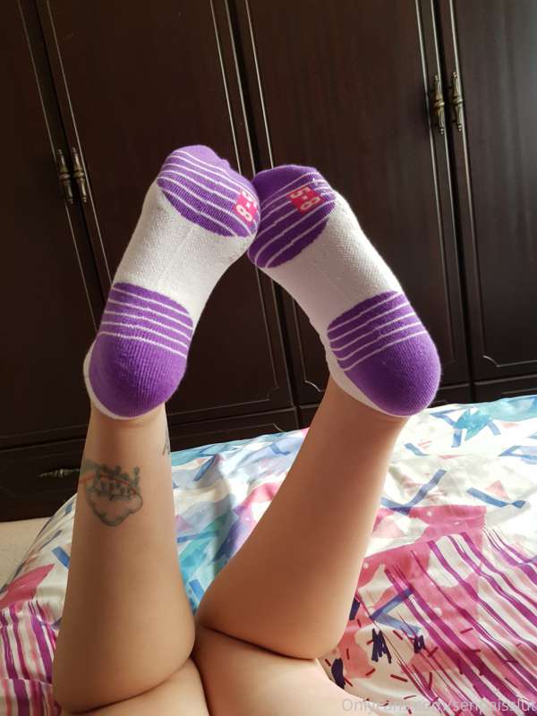 Do you like watching me take off my sports socks? 🙈 I bet yo.. 2