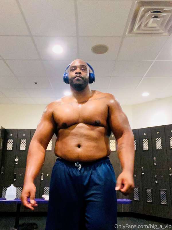 Going hard in the gym lately  🏋🏿. Would you guys like a nake.. 1
