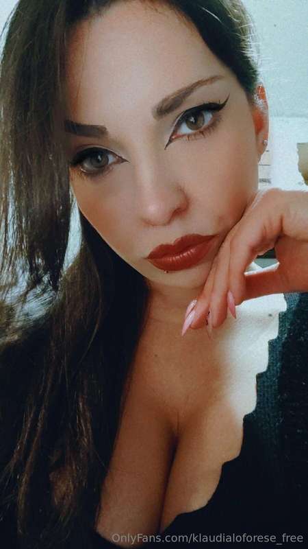 Vieni a darmi la buonanotte su OF 💙😏🤍 La mia ti aspetta in b..