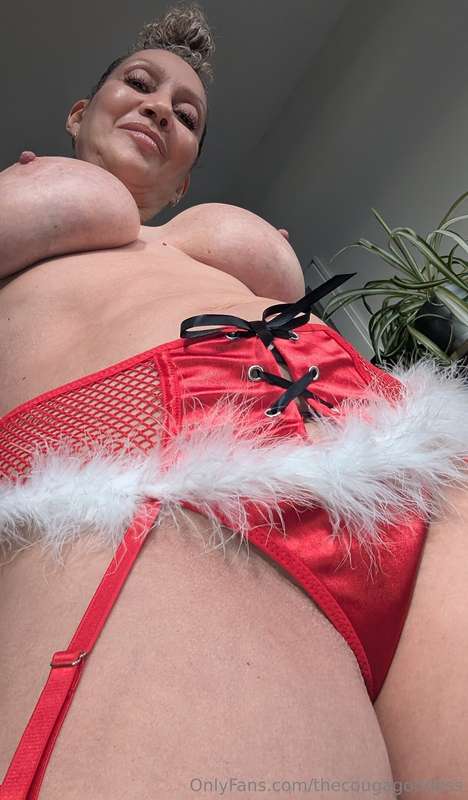 ...hoping Santa wants this mature pussy still..?!!😸🧑‍🎄 7