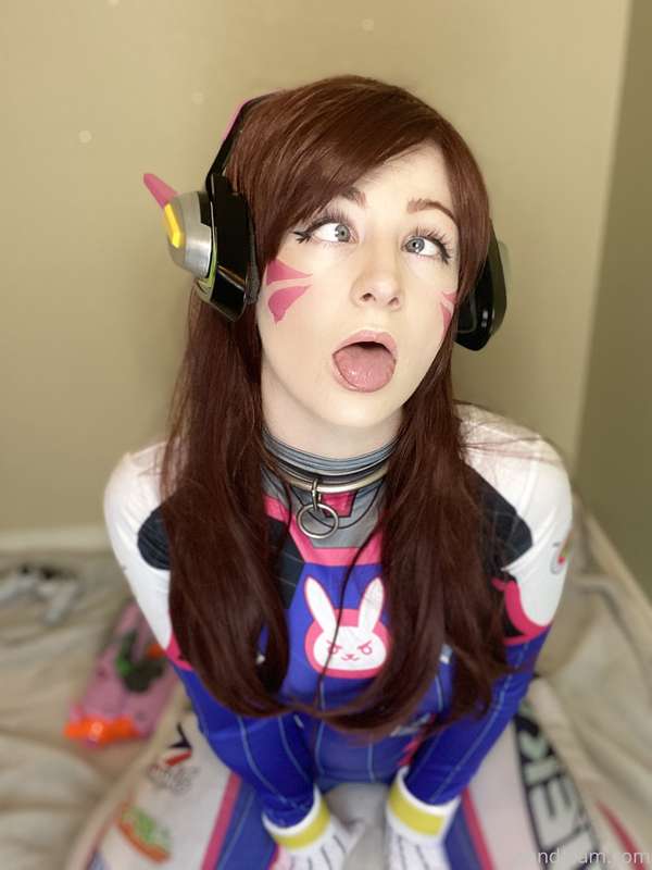 [15 pics] Suited up D. Va Cosplay 👾 which one was your fav? 8