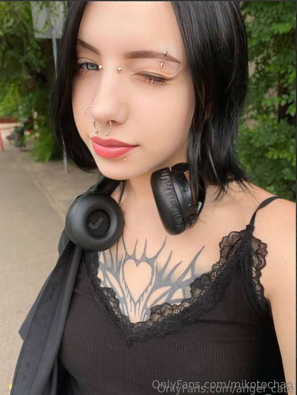 SUBSCRIPTIONS FREE ONLY NOW 🤭 @angel_cate 🤭This playful babe..