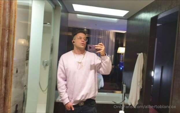 Estoy en un hotel, quien se viene ?? 😜😜😈😈   I'm in a hotel, ..