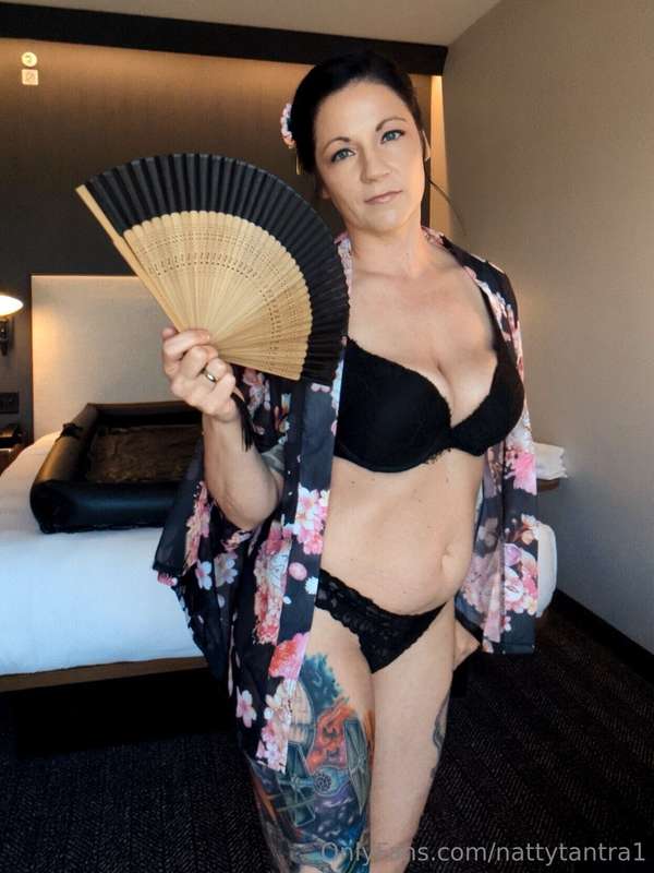 Nuru Massage from this sexy tatted MILF @kummingkadenvip dro..