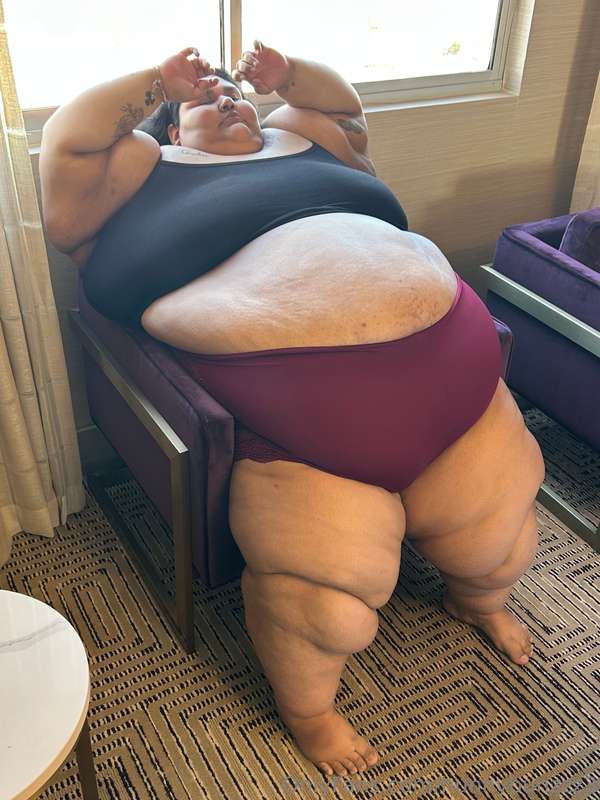 Big round belly like a donut 🍩 😋 8