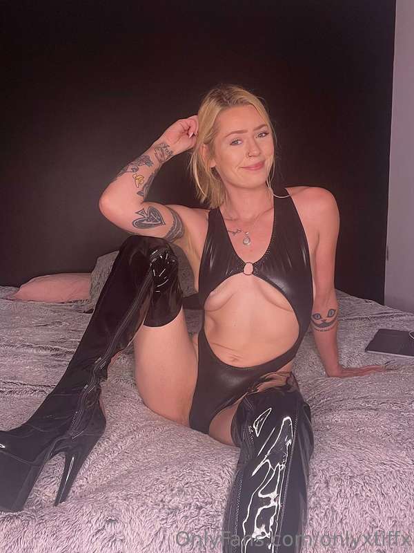 do you like my outfit daddy?😈