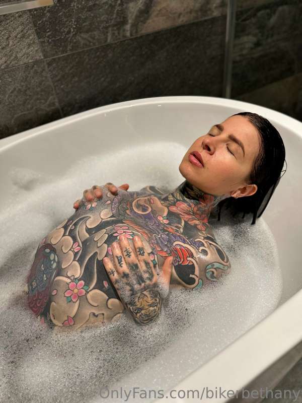 Take a bath with me? Lets make a tidal wave💦