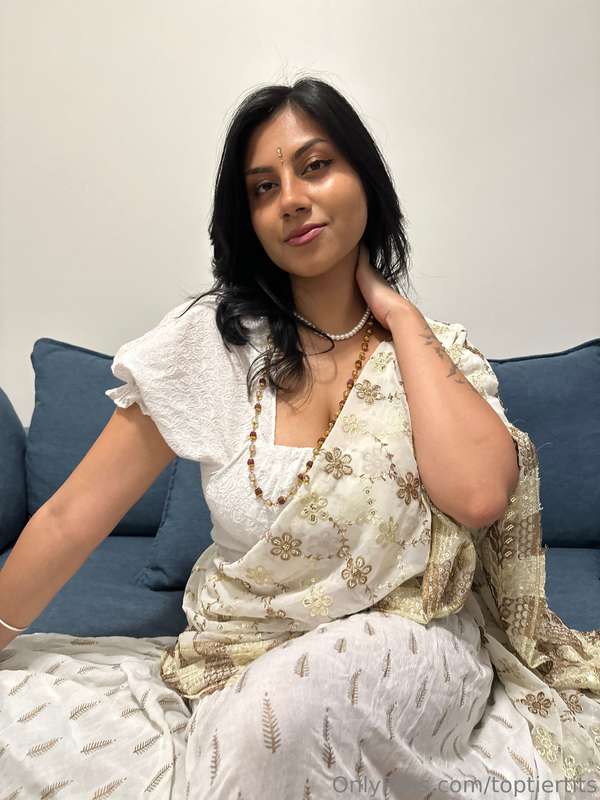 Desi Girlfriend's Secret Desire: SFW Photo Set 2

Model: @th.. 6