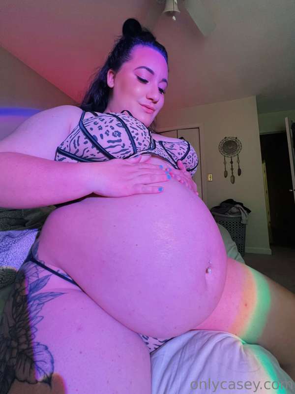 Turning into the biggest food-crazed bimbo. Sleepy, hungry, .. 1