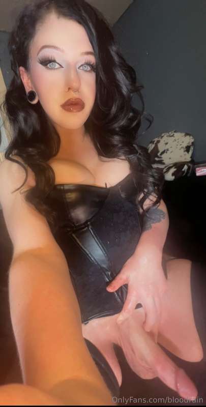 Kiss my pretty lips, down to my pretty tits, down to my pret..