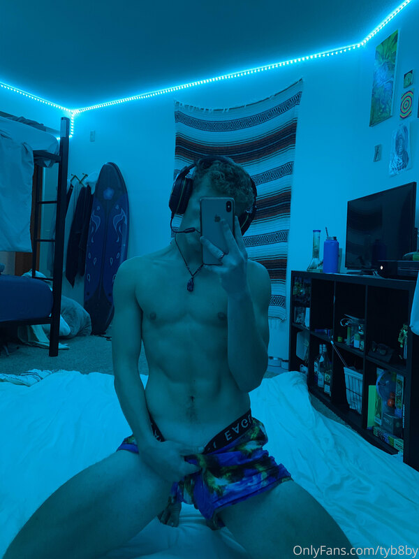 someone cum play with me ??