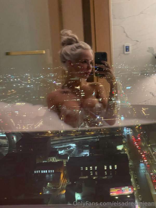 the entire city deserves to see these juicy tits don’t you t..