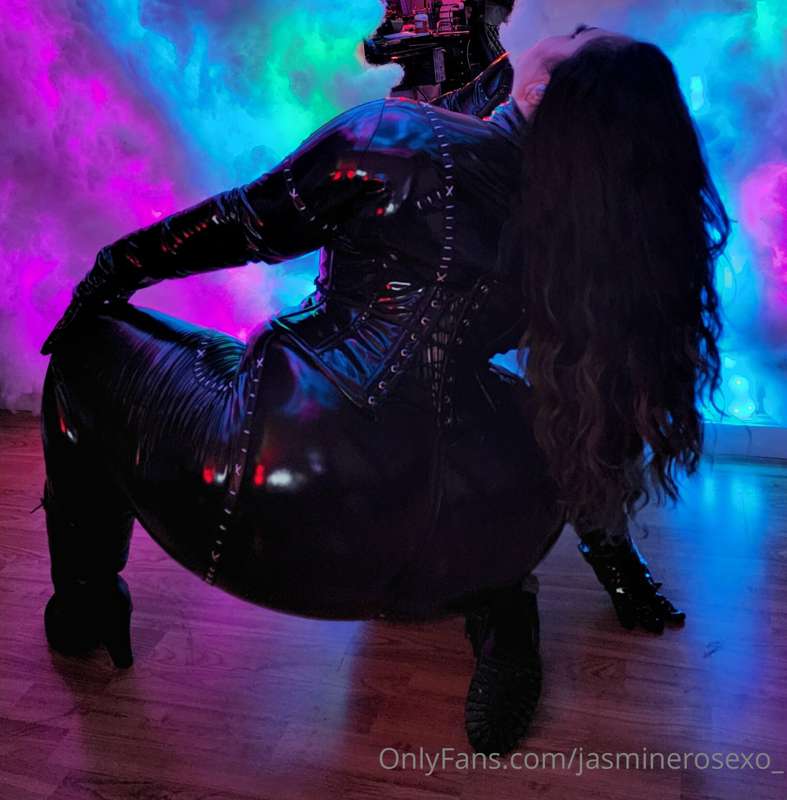 Catwoman Cosplay Photoset 🥰 not entirely sure how I feel abo.. 9