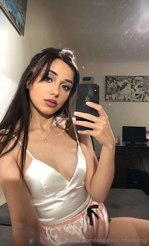 This babe @angellbabyy21 with big tasty ass really needs som..