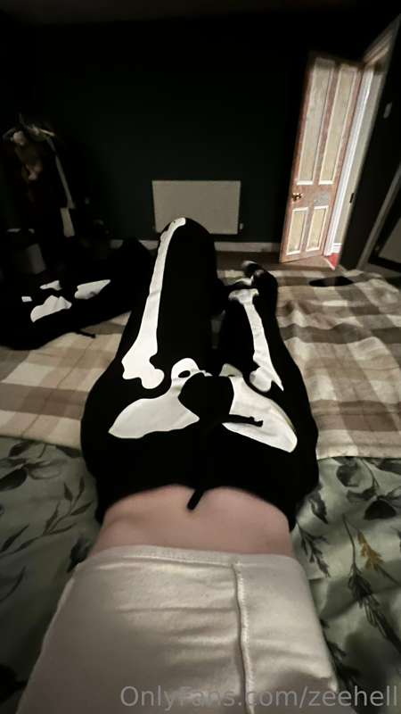 happy spooky season my loves
i would make a 'bone me' joke b.. 3