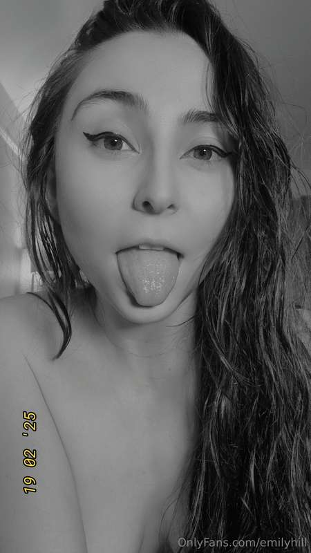 I'm live rn 🥰 https://allmylinks.com/emilyhill 2
