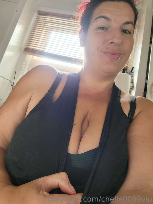 Happy monday 💖 Morning kitchen selfies while making breakfas..