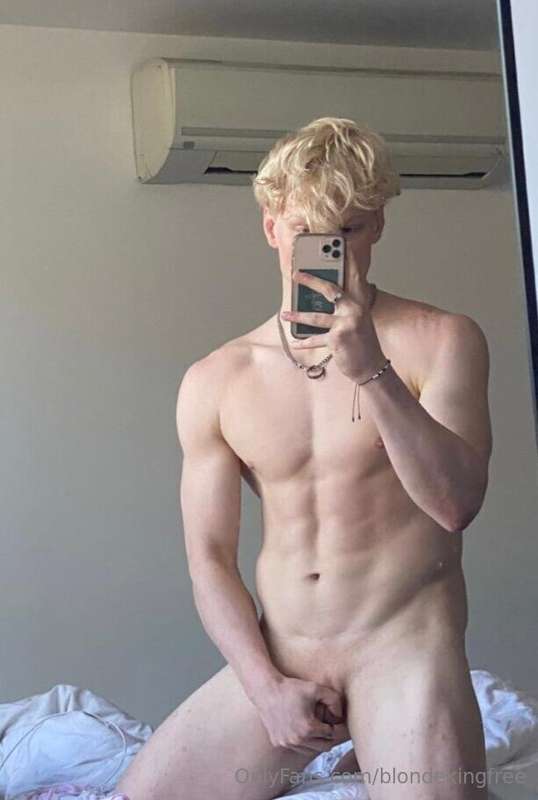 British lad @goldenboyliamx 🇬🇧 Might seem a bit shy, but onc.. 4