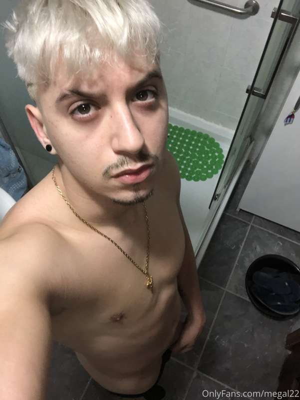 Showrrrr
https://onlyfans.com/megalodon18