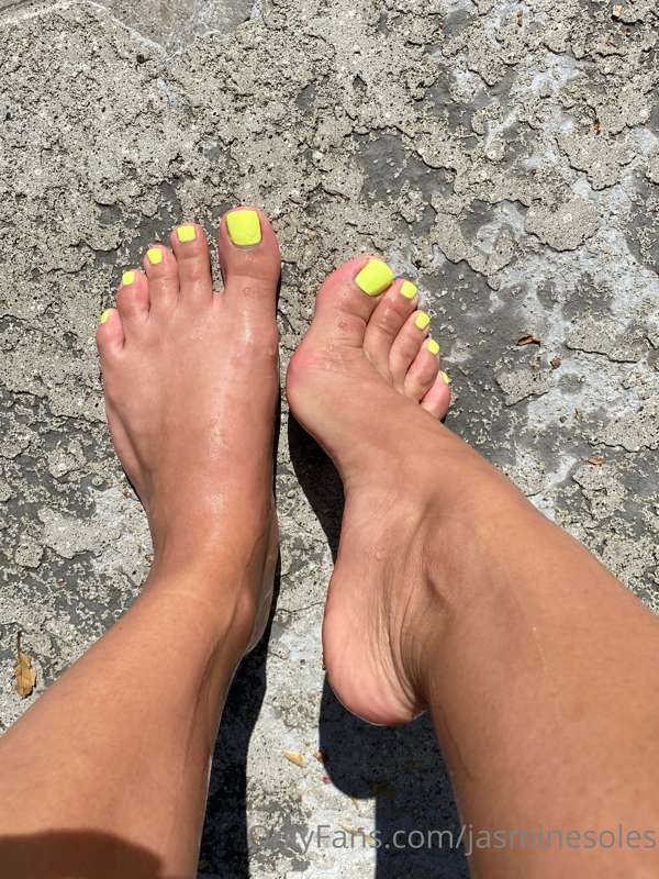 Yellow toes are back 💛👀