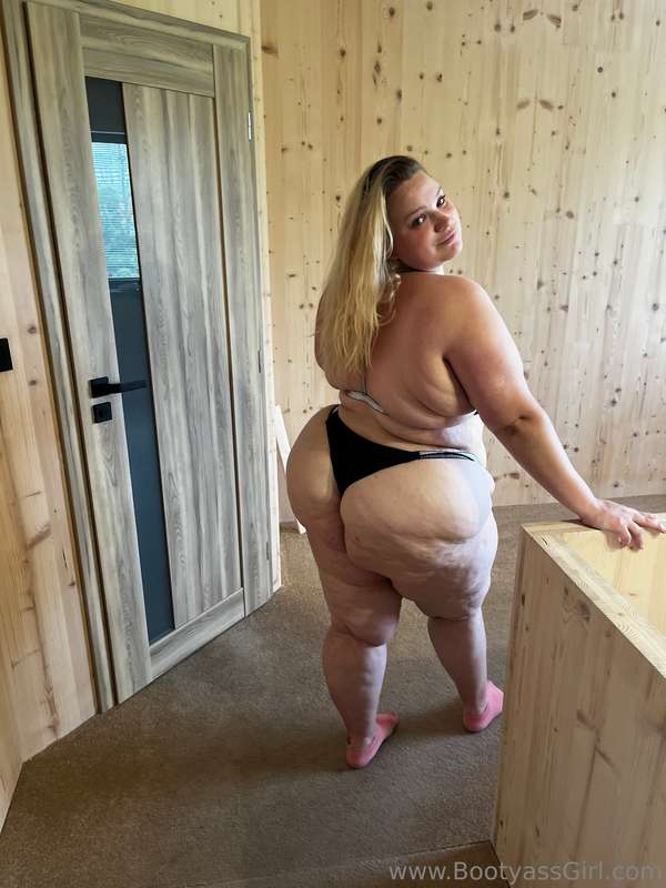 This big ass would like a spanking. 🍑😈 2
