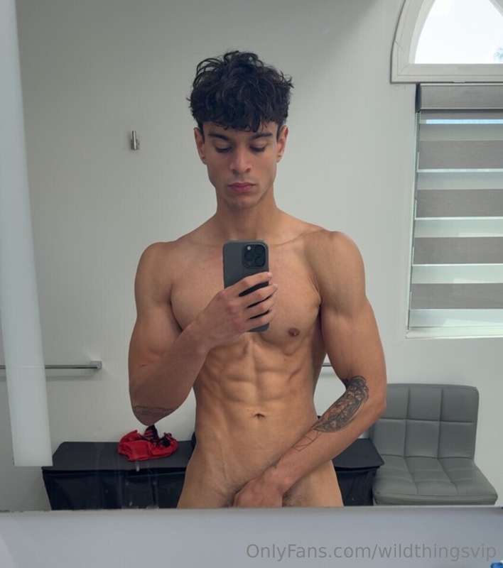 stole brandon & julian’s phone to tell yall im live streamin..