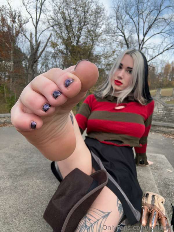 I hope you guys had a good Halloween yesterday!! 10
