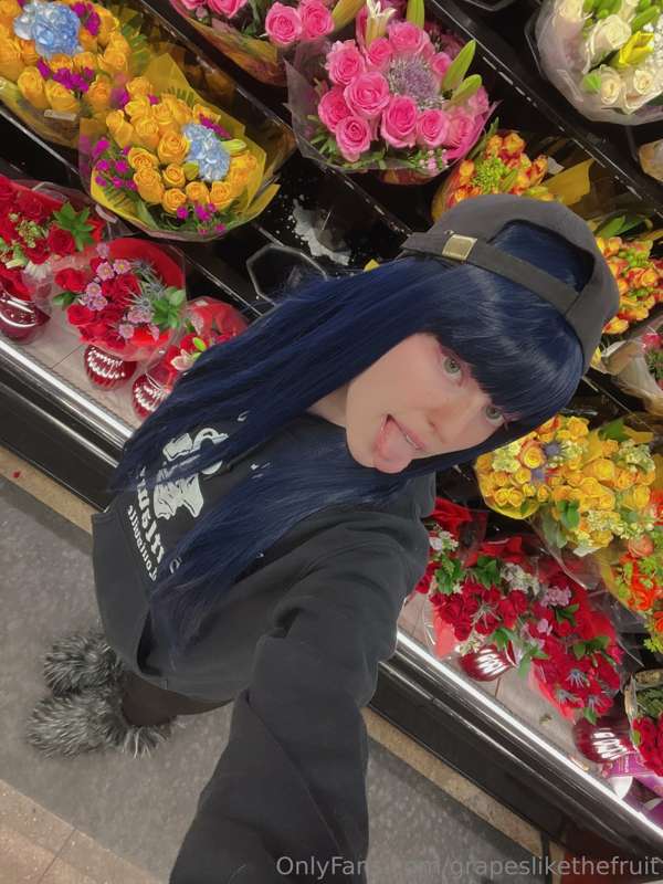 Tip 5$ to buy me flowers for the holidays 🫶❄️