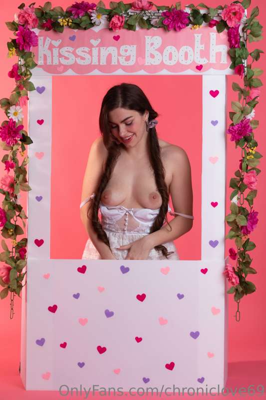 💋Welcome to my kissing booth!💋 Open for operation ;) Step on.. 7