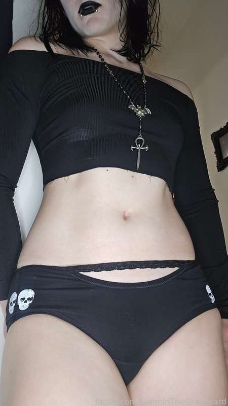 Gweninthegraveyard - Fansly - 06 Jun, 2025 4