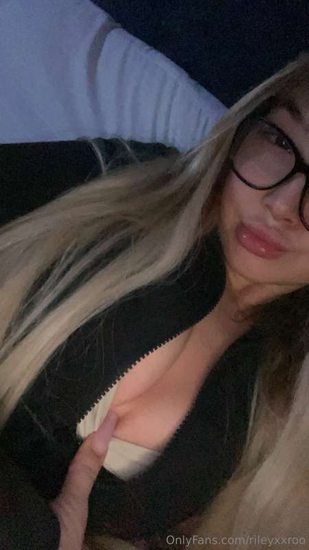 Saturday night in= bored and hornyyy🙄🥵 like this if your on ..